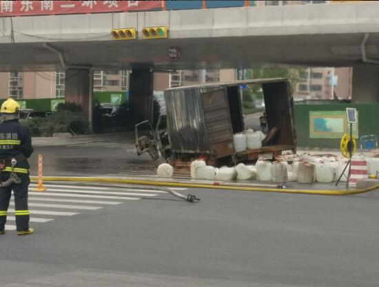 济南一载运白酒货车撞路边失火 目击者称疑刹车失灵