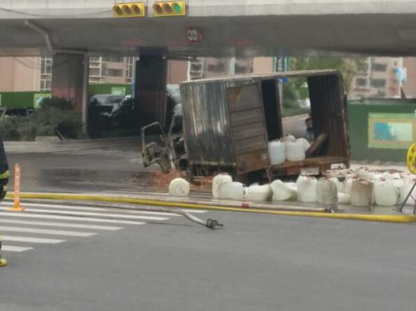 济南一载运白酒货车撞路边失火 目击者称疑刹车失灵