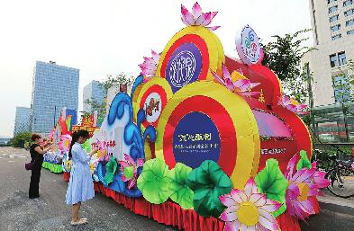 6辆泉水节花车梳妆完毕静待“出阁”