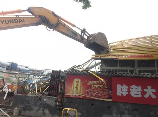 现场！祝甸路烧烤一条街违建拆除 面积约3500余平方米