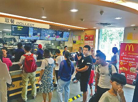 麦当劳深陷“抗生素鸡”风波 济南店面食客热情不减