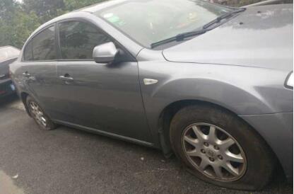 谁干的这坏事儿？ 黄台派出所附近20余辆车车胎被扎