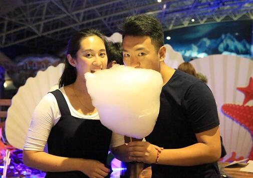 海豚做媒千人助力 烟台小伙七夕浪漫求婚