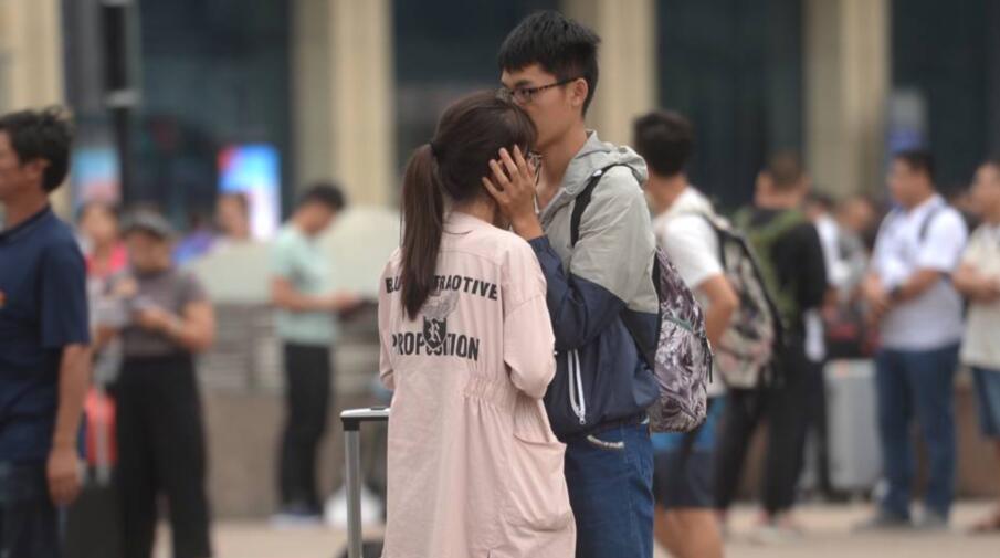 返程客流迎高峰  拥抱不想说再见