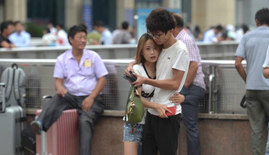 返程客流迎高峰  拥抱不想说再见