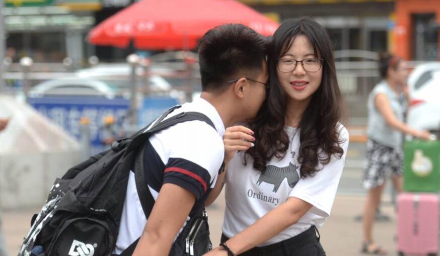 返程客流迎高峰  拥抱不想说再见