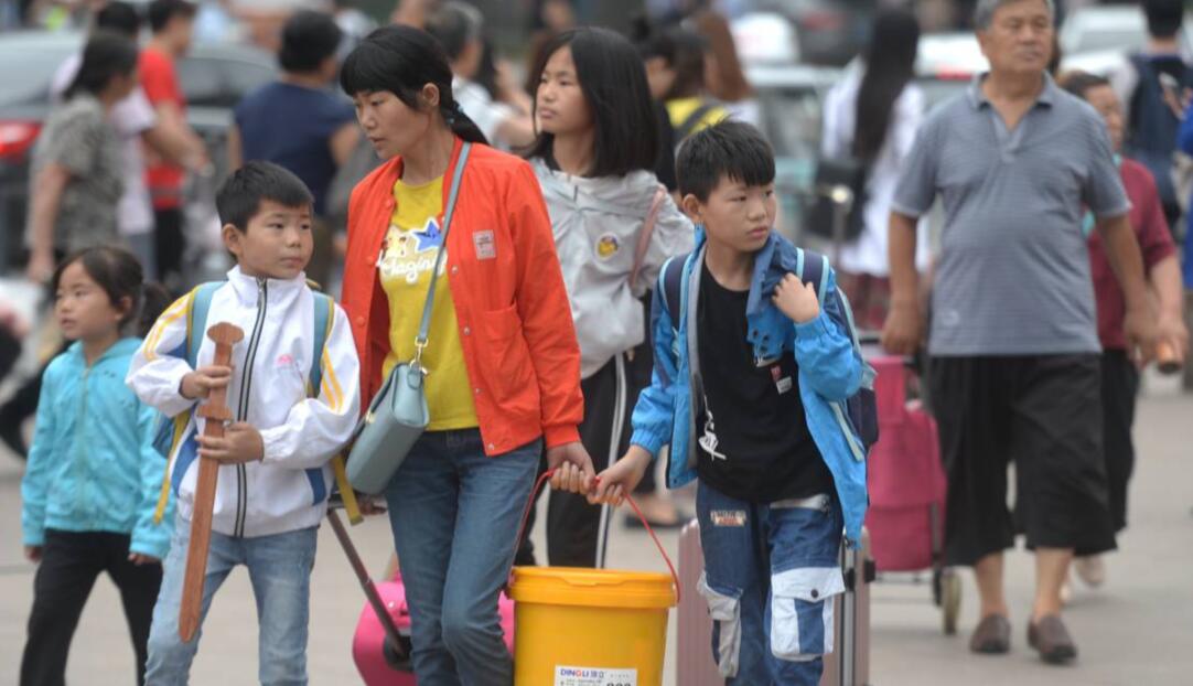 返程客流迎高峰  拥抱不想说再见