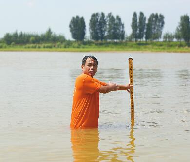 黄河边的扎猛子救援队 每次挂钩入水都是一个悲伤故事