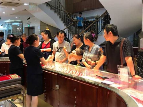 济南：七夕情人节买“金”忙