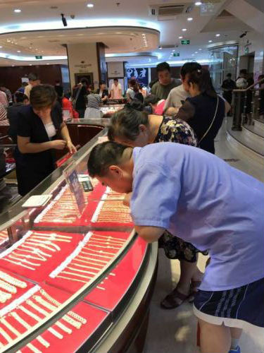 济南：七夕情人节买“金”忙