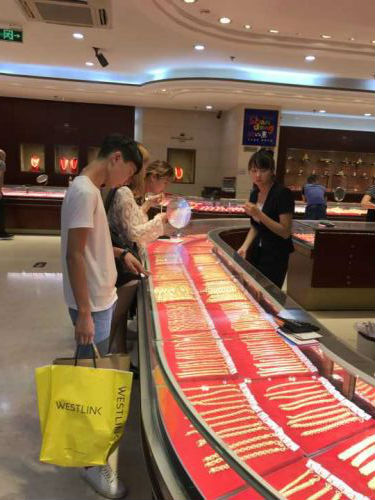 济南：七夕情人节买“金”忙