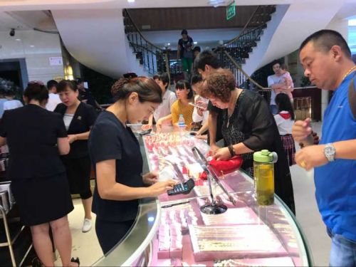 济南：七夕情人节买“金”忙