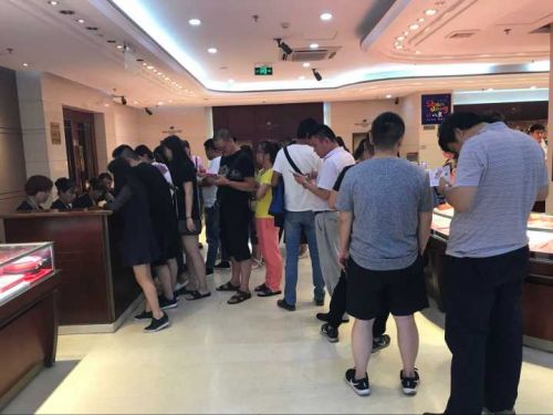 济南：七夕情人节买“金”忙