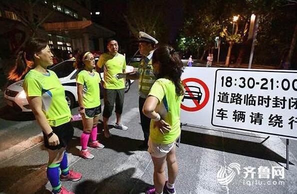 青岛道路分时限行避让暴走团 市民点赞人性化