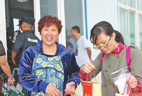 一天一个村 雪山片区4村村民领安置房钥匙