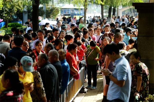 济南：开学拥堵开启 校门口堵成团