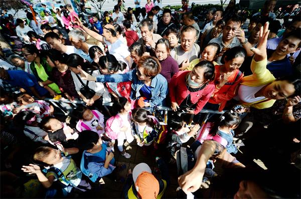 济南：开学拥堵开启 校门口堵成团