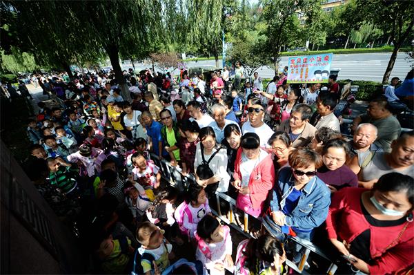 济南：开学拥堵开启 校门口堵成团