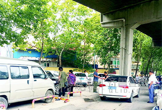 齐鲁医院附近丽丽停车场停车收20 回应:和街道办有合同