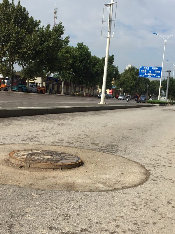 烟台路东侧与二环西路之间道路近10处井盖凸起 一女子被摔骨折