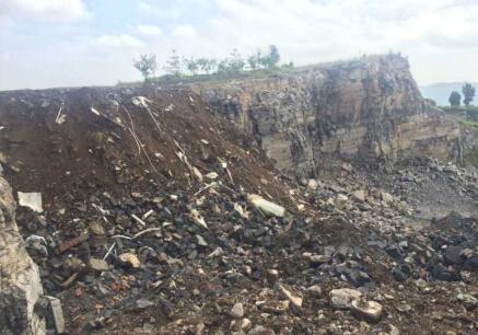 荒山遭倾倒上万立方米拆迁垃圾 东区街办:用于填补山坑