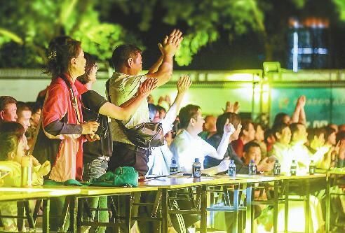 泉水节群众大联欢现场意外停电13分钟 观众表现杠杠滴