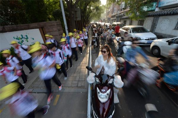 开学首日校园周边堵 早高峰提前至7点