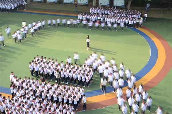 开学首日校园周边堵 早高峰提前至7点