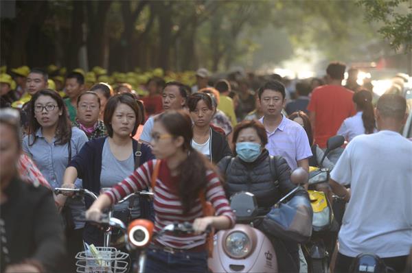 开学首日校园周边堵 早高峰提前至7点