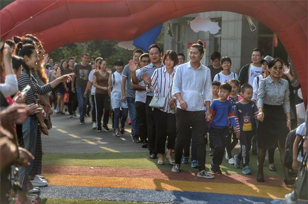 开学首日校园周边堵 早高峰提前至7点