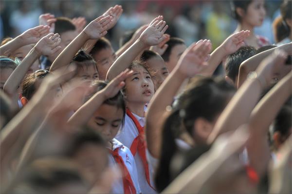 开学首日校园周边堵 早高峰提前至7点