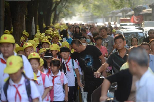 开学首日校园周边堵 早高峰提前至7点