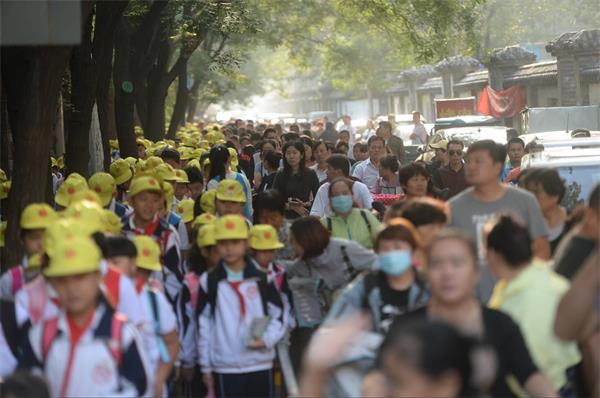 开学首日校园周边堵 早高峰提前至7点