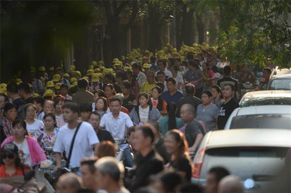 开学首日校园周边堵 早高峰提前至7点