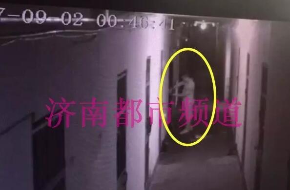 济南吉尔南苑一女生宿舍没关好门 半夜竟发现有男子扒门
