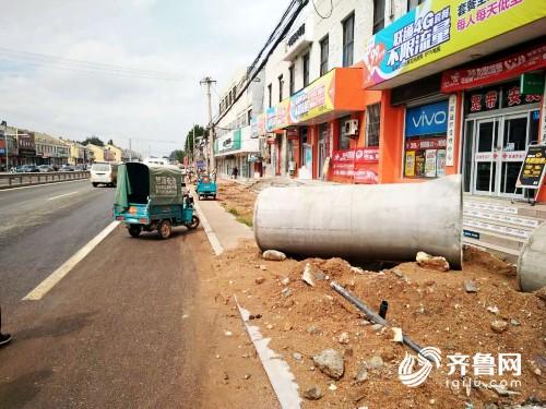 潍坊一居民院排水管道不畅 雨水倒灌居民家中