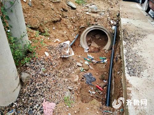 潍坊一居民院排水管道不畅 雨水倒灌居民家中