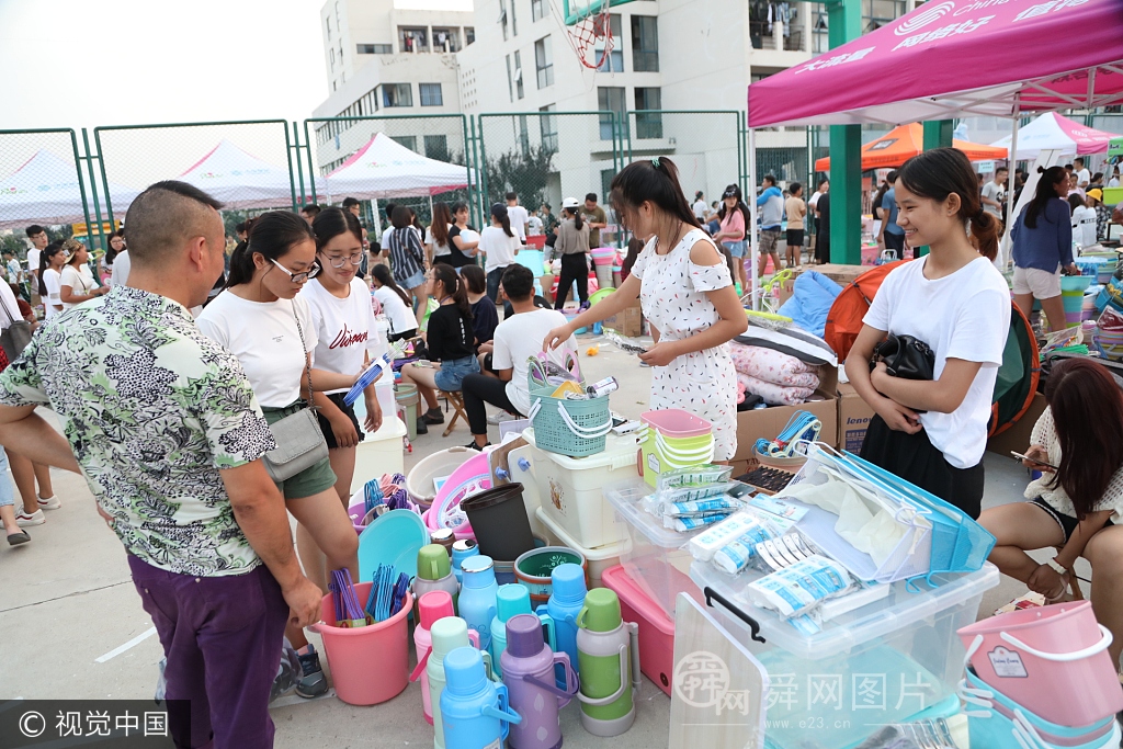 山东烟台:高校新生报到 学长变身“商贩”