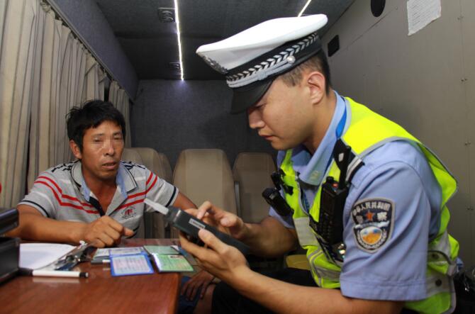 济南：奇葩酒司机！拿驾照才半个月 酒后不忘开车进城卖瓜