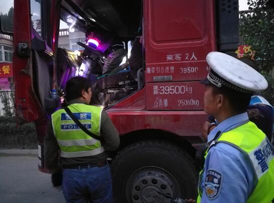 胆大!大货车组团安装翻牌器 躲避电子眼抓拍