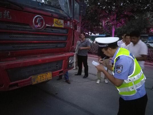 胆大!大货车组团安装翻牌器 躲避电子眼抓拍