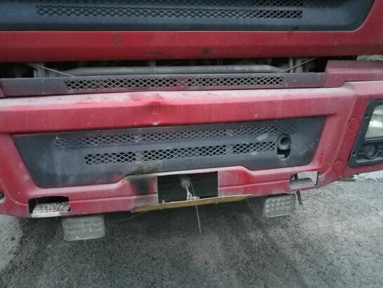 胆大!大货车组团安装翻牌器 躲避电子眼抓拍