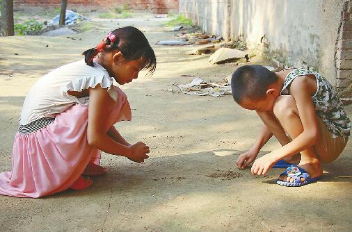 爱济南客户端聚焦留守儿童 低保户家的“黑孩”转正了！