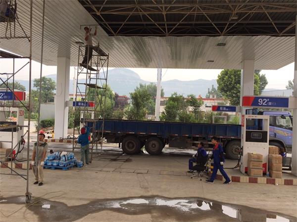 加油却被螺丝钉爆胎 事发长清中海石油万德站加油