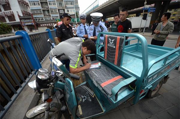 济南：小伙违章恐吓民警 喷辣椒水后才知错