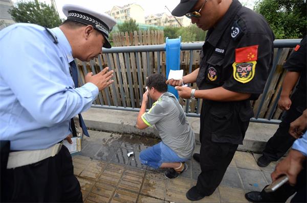 济南：小伙违章恐吓民警 喷辣椒水后才知错