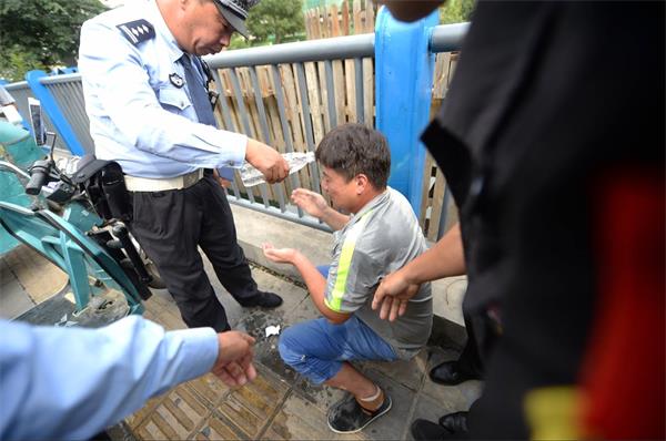 济南：小伙违章恐吓民警 喷辣椒水后才知错