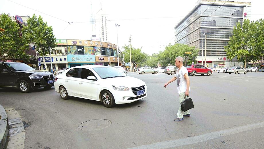 创城新变化：礼让行人传递文明新风尚