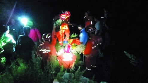 吓人!摩托黑夜坠下40多米深悬崖 伤者身体无法动弹