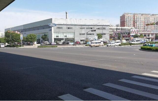 济南交警被撞骨折 疑因司机“围观”处理事故走神撞上